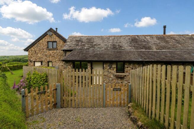 2 bed property, in Hartland, £240,000