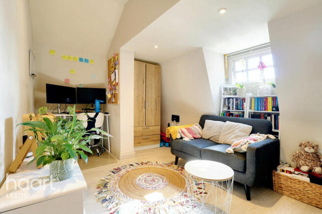 1 bed property, in North Street, £110,000
