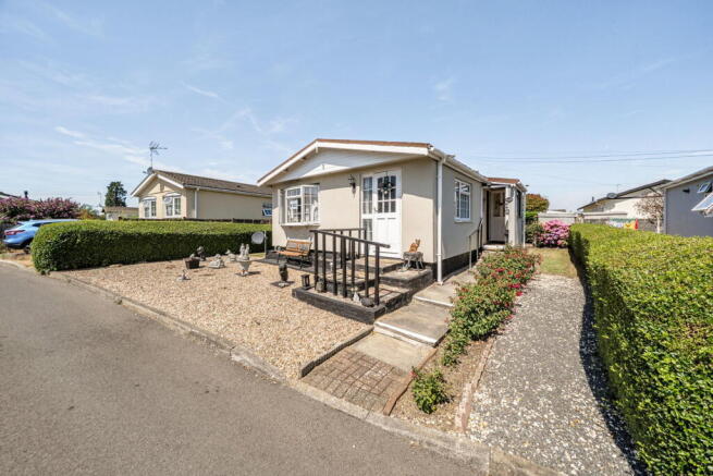 2 bed property, in Woodside Park, £145,000