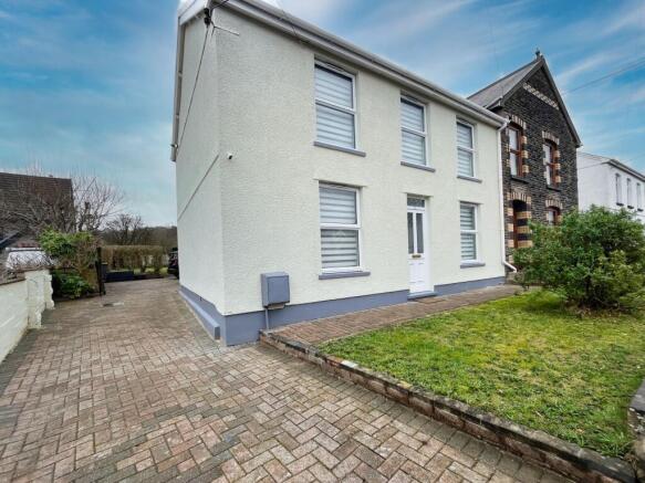 3 bed property, in Cwmgors, £200,000