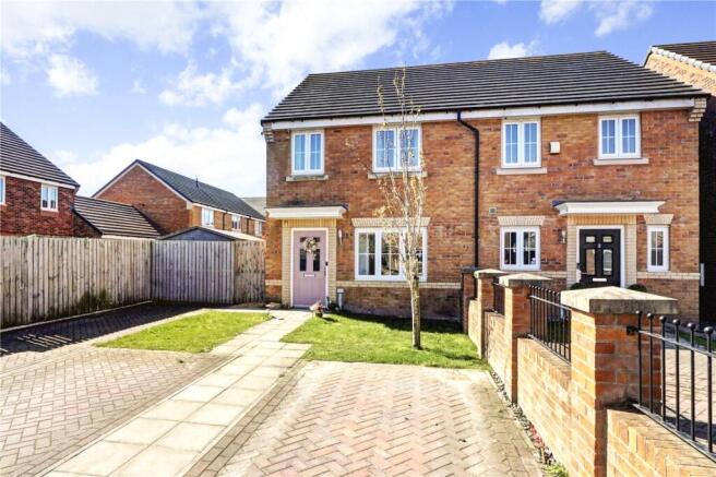 3 bed property, in Albion Close, £180,000