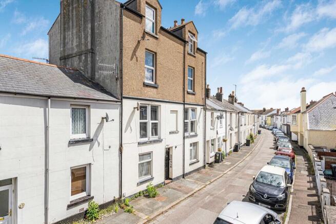 1 bed property, in Regent Street, £90,000