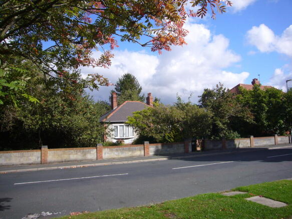 2 bed property, in Newclose Lane, £250,000