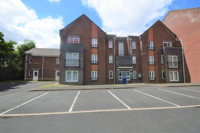 2 bed property, in Scholars Court, £105,000