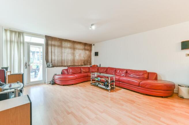 4 bed property, in Pollards Hill South, £745,000