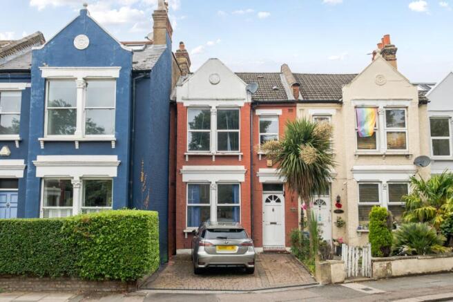 3 bed property, in Ashcombe Road, £550,000