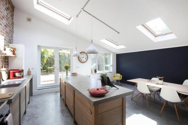 4 bed property, in Kings Grove, £1,175,000