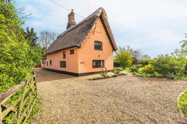 3 bed property, in Beautifully Restored Cottage with Spacious, £600,000