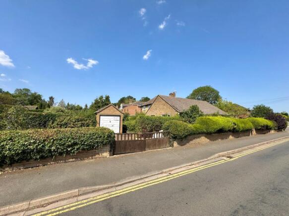 2 bed property, in Scalford Road, £275,000
