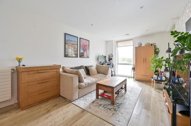 1 bed property, in Woods Road, £300,000