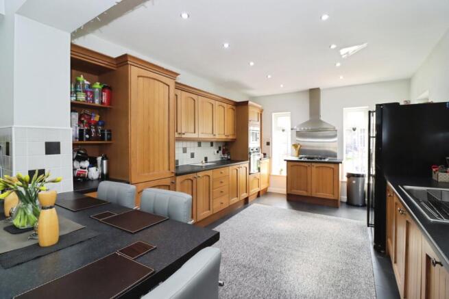 4 bed property, in Highfield Lane, £399,995