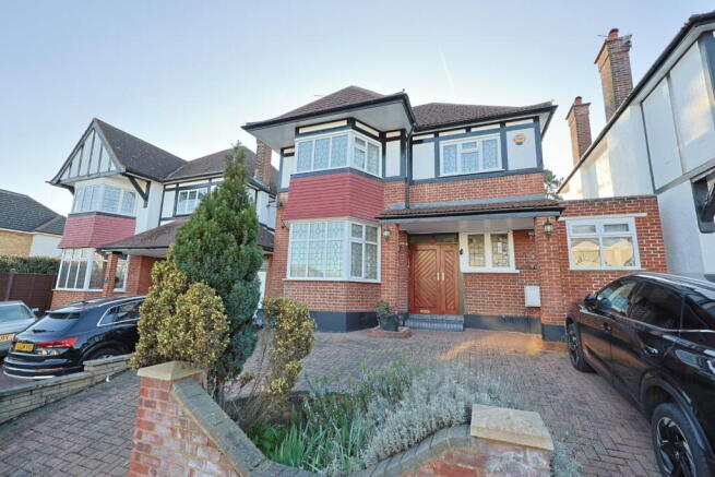 5 bed property, in Highview Avenue, £1,225,000