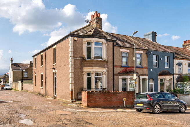 3 bed property, in Ashburnham Road, £400,000