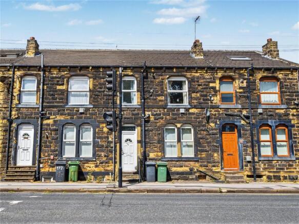 2 bed property, in Britannia Road, £100,000
