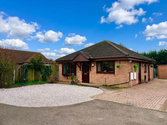 2 bed property, in Stonegate Close, £250,000