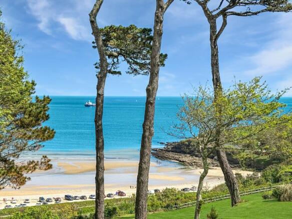 3 bed property, in Maenporth, £275,000