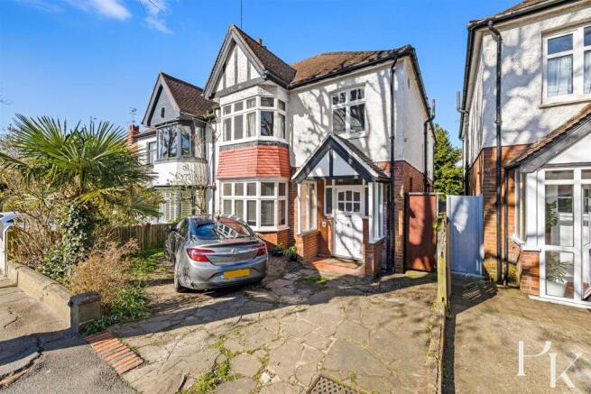 4 bed property, in Davigdor Road, £800,000
