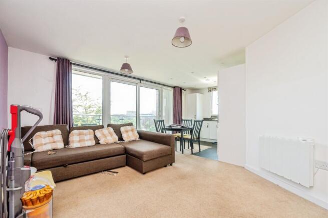 2 bed property, in Bell Barn Road, £190,000