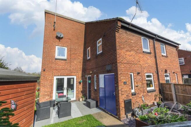 3 bed property, in Bentinck Close, £140,000