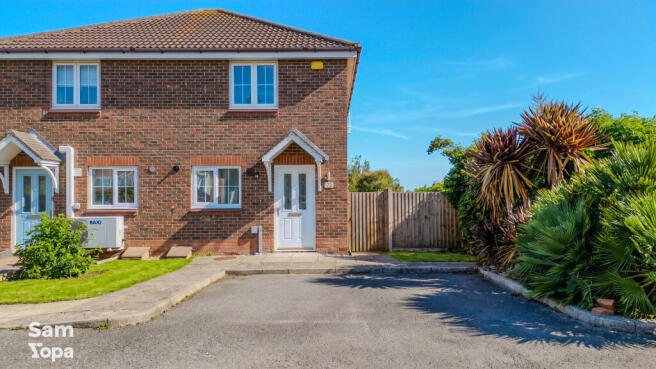 2 bed property, in Stour Close, £230,000