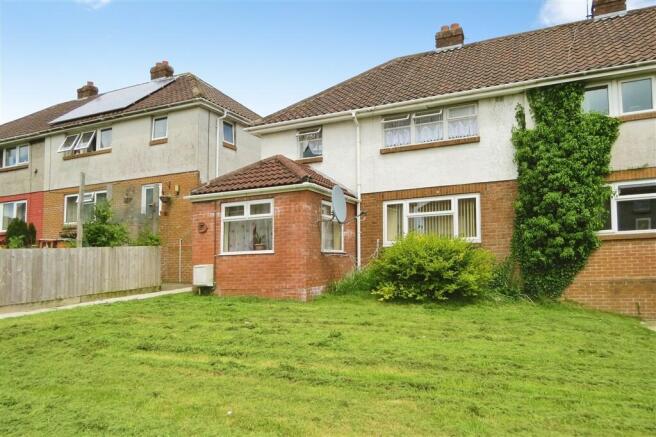 3 bed property, in Ffordd Ganol, £70,000