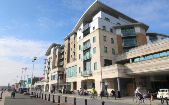 2 bed property, in Dolphin Quays, £118,000