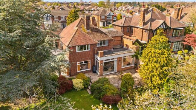 5 bed property, in Vaughan Avenue, £400,000