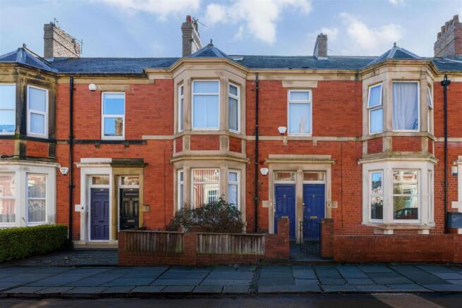 2 bed property, in Glenthorn Road, £180,000