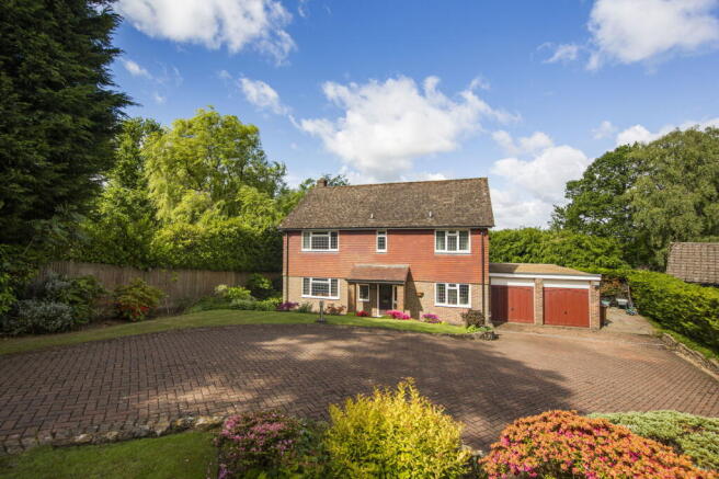 4 bed property, in Rannoch Road, £895,000