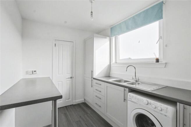 2 bed property, in St. Ninians Place, £80,000