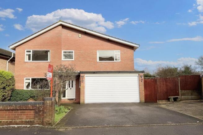5 bed property, in Colehill, £700,000
