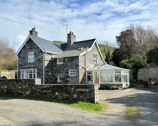 3 bed property, in Tywyn, £375,000