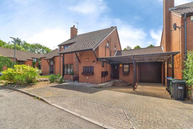 4 bed property, in Beacon Court, £600,000