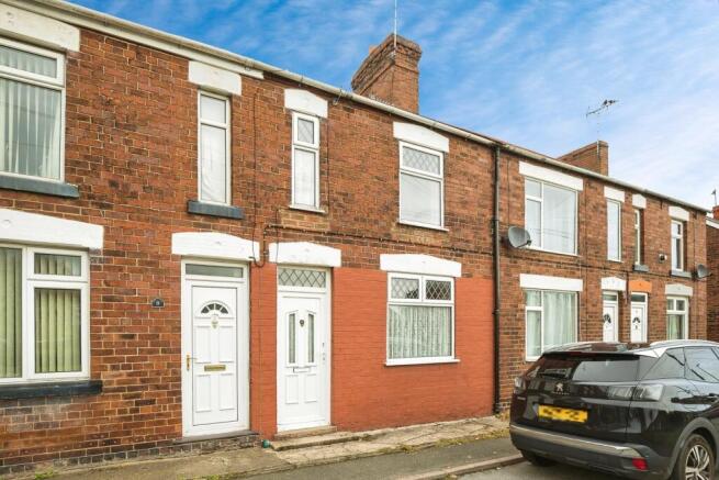 2 bed property, in Chapel Road, £130,000