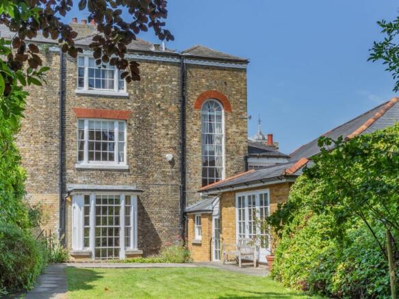 7 bed property, in High Street, £1,100,000