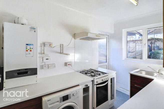 2 bed property, in Brighton Road, £280,000