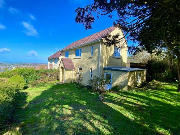 3 bed property, in Beacon Fields, £180,000