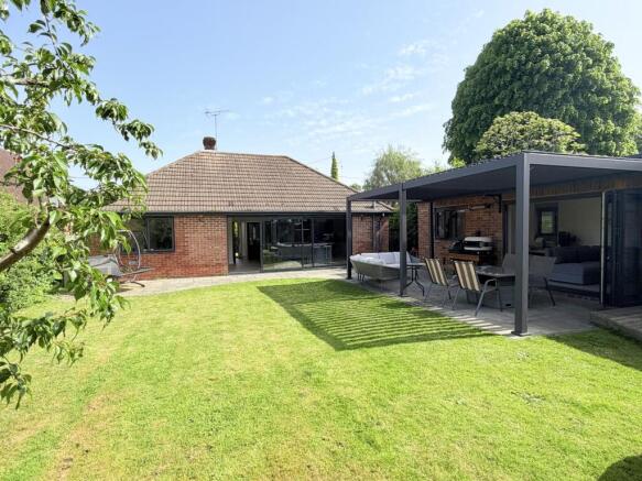 2 bed property, in Taylors Lane, £475,000