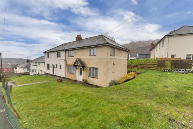 3 bed property, in Woodlands Grove, £190,000