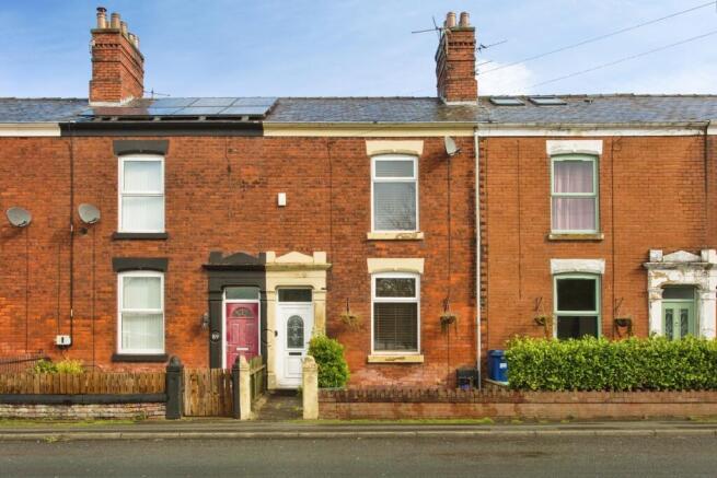 2 bed property, in Higher Walton Road, £100,000