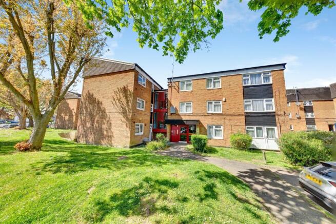 2 bed property, in Buckingham Road, £245,000