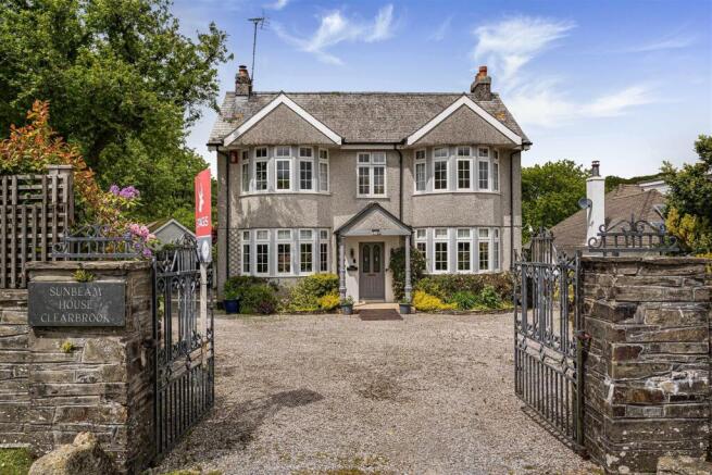 5 bed property, in Clearbrook, £750,000
