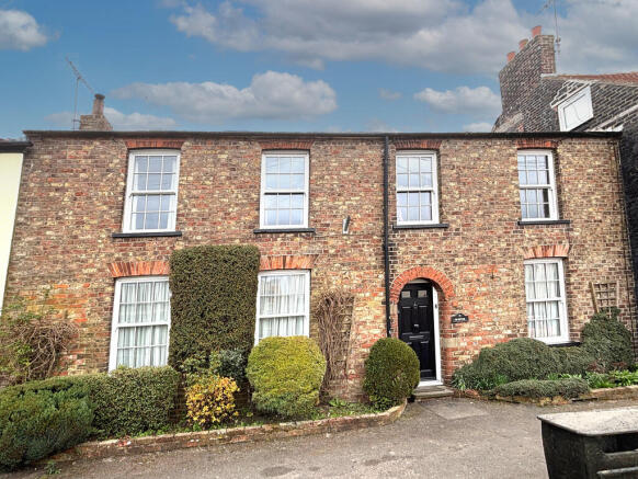 4 bed property, in Main Street, £349,500