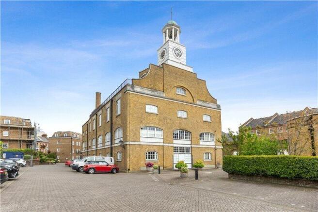 1 bed property, in Regents Bridge Gardens, £595,000