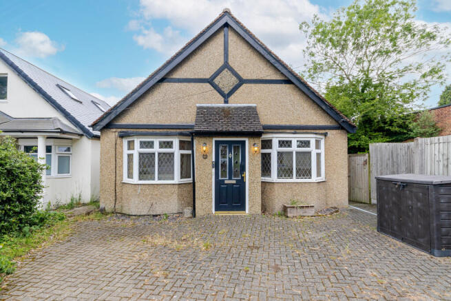 2 bed property, in Horseshoe Lane, £500,000