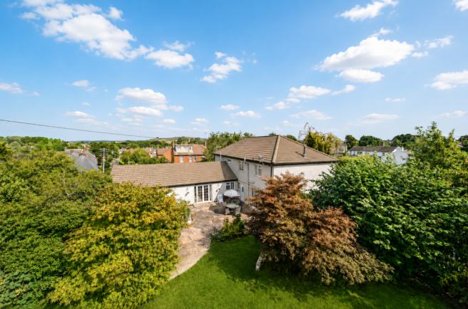 5 bed property, in New Road, £850,000