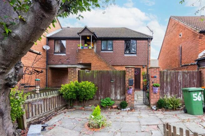 1 bed property, in Kirkham Road, £204,000