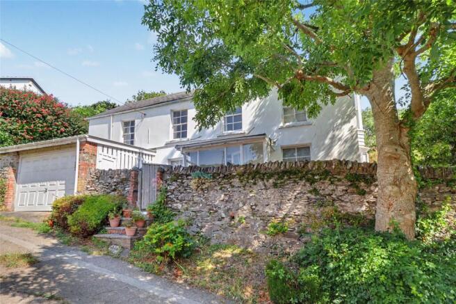 5 bed property, in Upper Torrs Park, £275,000