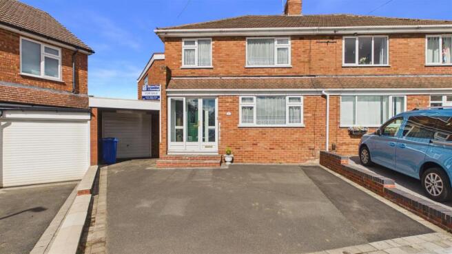 3 bed property, in Cherry Orchard Crescent, £340,000
