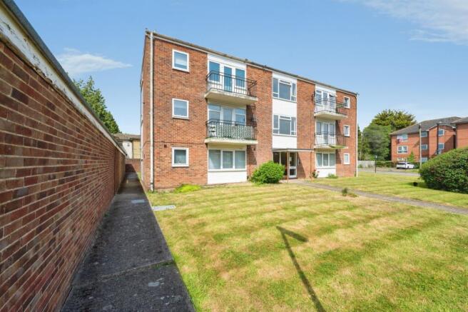 2 bed property, in Waterloo Road, £180,000